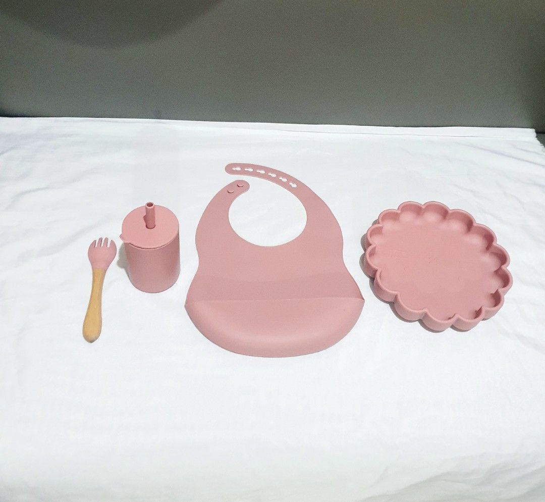 Silicone baby feeding set (Category: Breastfeeding & Bottle Feeding) located in Las Pinas. Submitted by cherry_luvs_dresses (Listing ID 1306462273, Image 1). Description: good as new pink/ old rose color slightly uaed used twice only super discounted price.