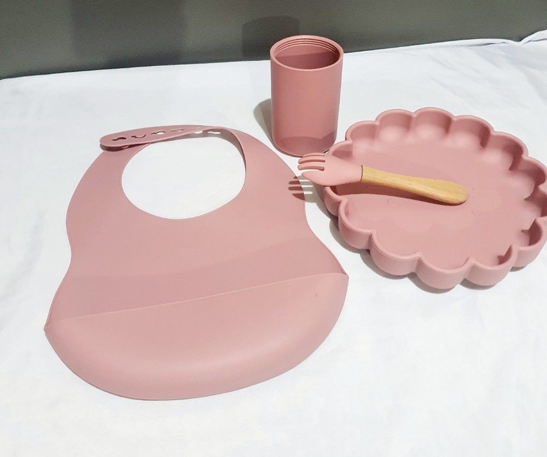 Silicone baby feeding set (Category: Breastfeeding & Bottle Feeding) located in Las Pinas. Submitted by cherry_luvs_dresses (Listing ID 1306462273, Image 3). Description: good as new pink/ old rose color slightly uaed used twice only super discounted price.