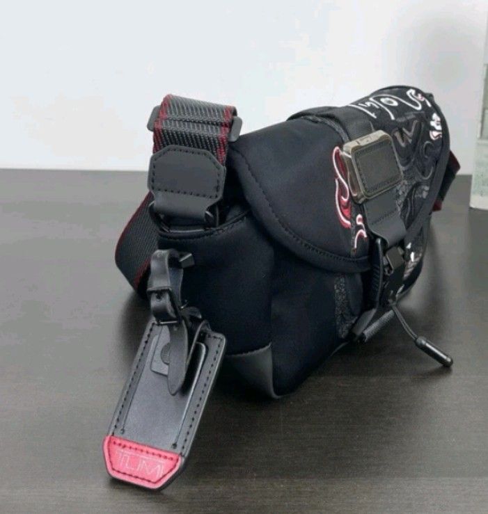 未使用】TUMI『コンパス』クロスボディDragon Embroidery バッグ