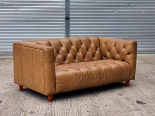 Vintage 2 seater brown leather PU deep tufted chesterfield couch sofa with wooden leg by tramod 

L-52 x H-23 x W-28 x Sh-13