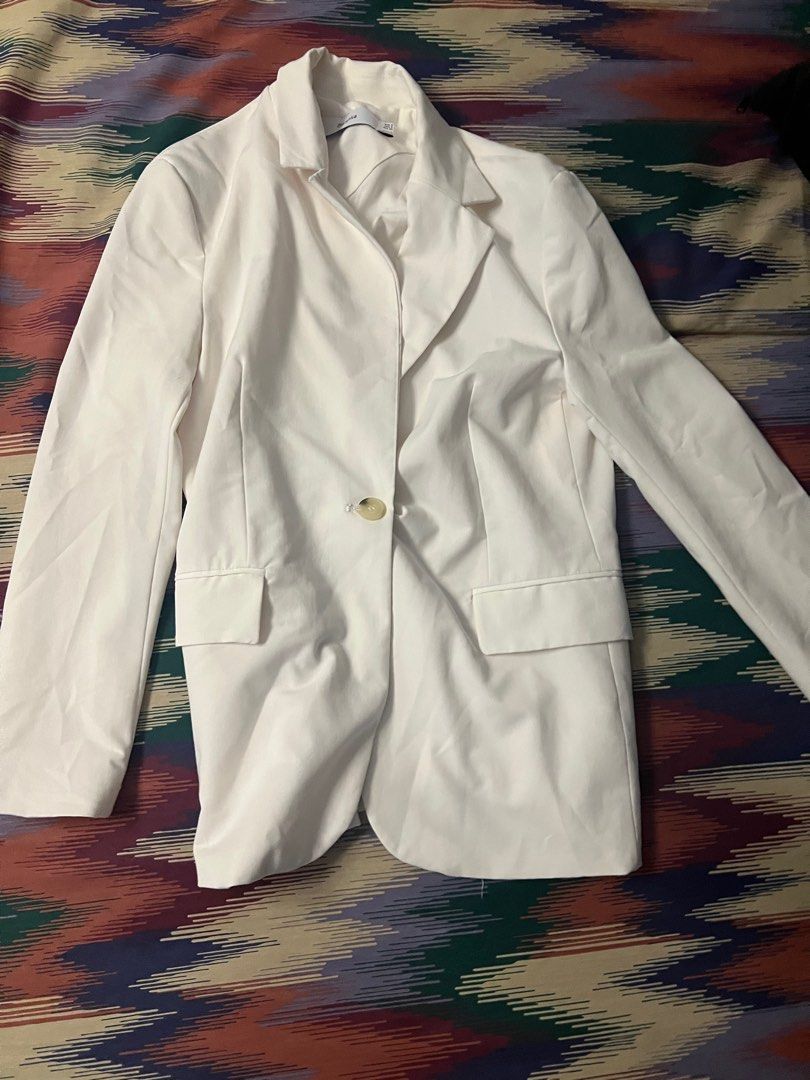 White Bershka Blazer (Category: Coats, Jackets and Outerwear) located in Las Pinas. Submitted by declutterwithcarmen (Listing ID 1306474988, Image 1). Description: Used for ID Photo only. Not my style.