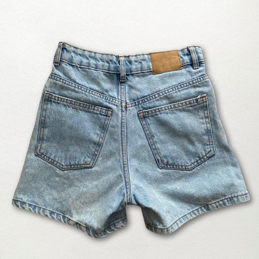 Zara Overrun Highwaist Mom Shorts (Category: Shorts) located in Cainta. Submitted by danlry (Listing ID 1306413331, Image 2). Description: Color: vintage wash Waist size: 23-24 Quality: thick non-stretch denim, high-waisted RFS: Clearing out personal wardrobe items; these are not thrifted. Issue: an inch part on the zipper is not sewn.