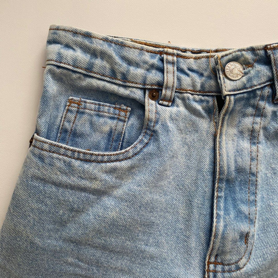 Zara Overrun Highwaist Mom Shorts (Category: Shorts) located in Cainta. Submitted by danlry (Listing ID 1306413331, Image 3). Description: Color: vintage wash Waist size: 23-24 Quality: thick non-stretch denim, high-waisted RFS: Clearing out personal wardrobe items; these are not thrifted. Issue: an inch part on the zipper is not sewn.