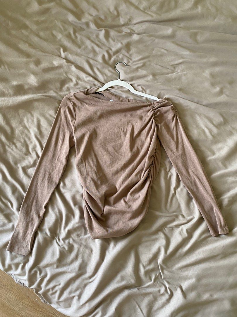 Zara sweater / long sleeves (size M) (Category: Longsleeves) located in Quezon City. Submitted by miitcch (Listing ID 1306407514, Image 1). Description: Rfs: dont like the fit.