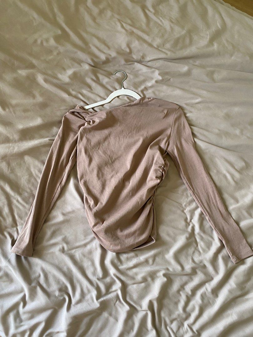 Zara sweater / long sleeves (size M) (Category: Longsleeves) located in Quezon City. Submitted by miitcch (Listing ID 1306407514, Image 2). Description: Rfs: dont like the fit.