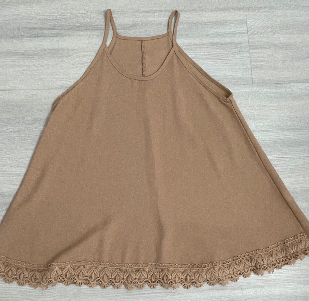 Bangkok halter top (Category: Sleeveless) located in Jaen. Submitted by cutecottons09 (Listing ID 1308078612, Image 1). Description: Thick fabric, no lining Can be worn loose or tuck in Like new.