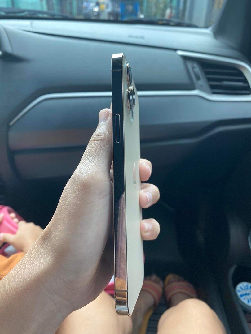 Iphone 12 Promax 256 GB (Category: iPhone 12 Series) located in Baliuag. Submitted by TRDSHOP (Listing ID 1307972528, Image 2). Description: Like New Lady owned 256 GB Complete Inclusions Box Charger Manual Super smooth Check all you want.