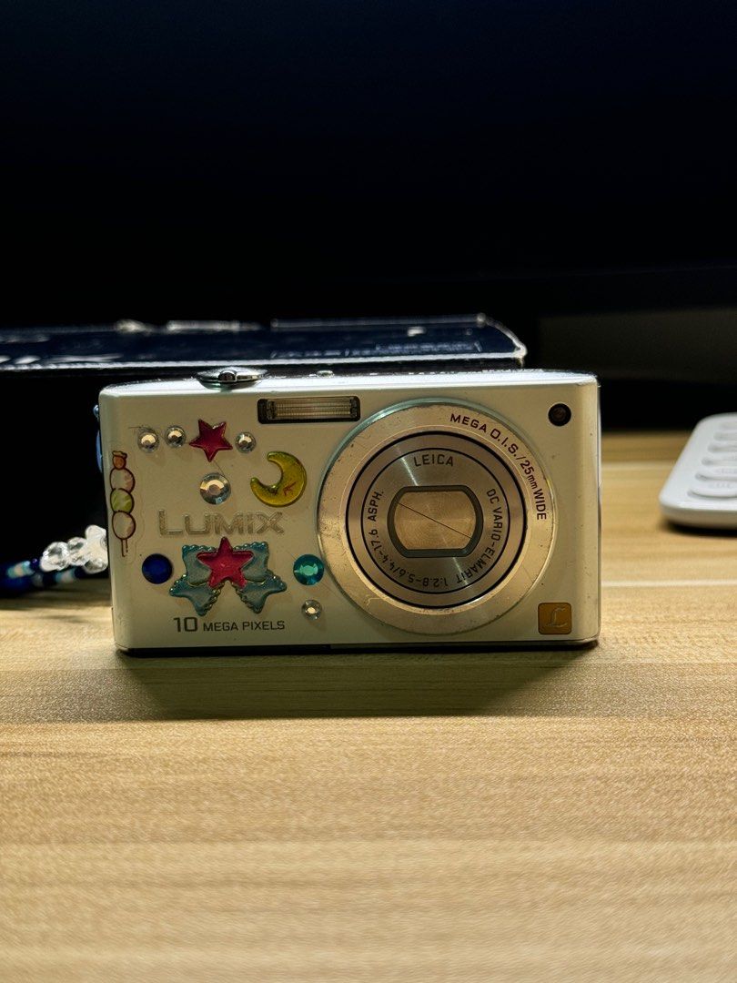 Lumix FX30 Leica Digital Camera (Category: Cameras) located in Valenzuela. Submitted by kimposarah (Listing ID 1307976467, Image 2). Description: Working well. Battery lasts for days. Includes box and Lumix charger. Rarely used because I mainly use my phone’s camera. Japanese language. Feel free to DM!.