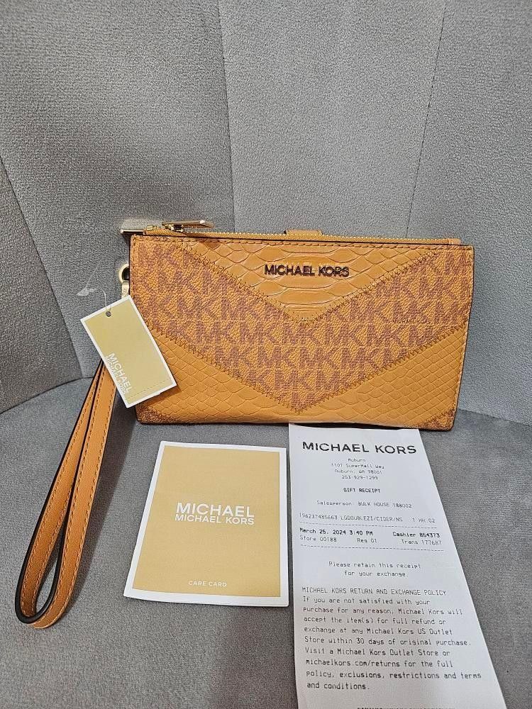 Mk wristlet outlet