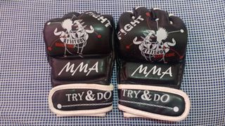 MMA gloves with free teeth protection
