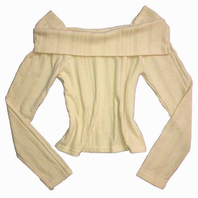 Rib knit off shoulder (Category: Sleeveless) located in Limay. Submitted by 2000sbae (Listing ID 1307939898, Image 1). Description: • small - large.