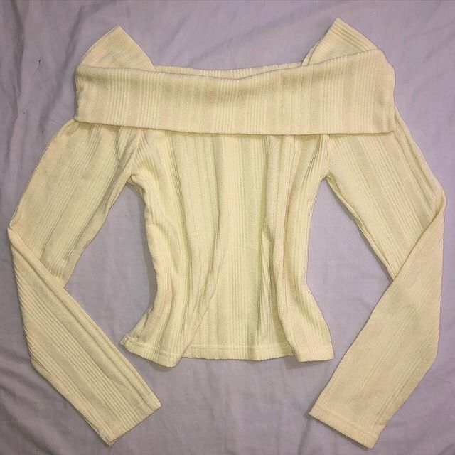 Rib knit off shoulder (Category: Sleeveless) located in Limay. Submitted by 2000sbae (Listing ID 1307939898, Image 2). Description: • small - large.
