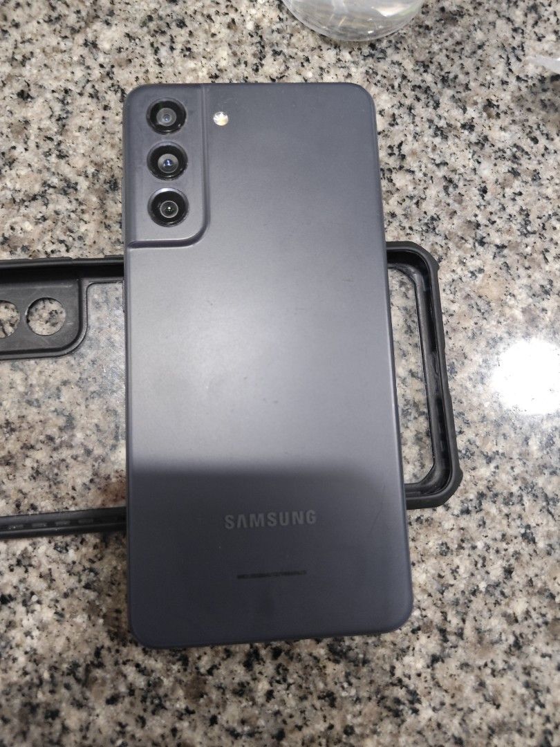 Samsung S21 fe 5g 256GB (No box) (Category: Samsung) located in Quezon City. Submitted by tommychristian (Listing ID 1307980006, Image 2). Description: Well-used Samsung S21 FE 5G with 256GB storage. Has visible dents on sides but in good working condition. Ideal for daily use with fast 5G connectivity. Lowest asking price 5k. Doesn't include a box. Negotiable Mode of payment: cash or gcash only.
