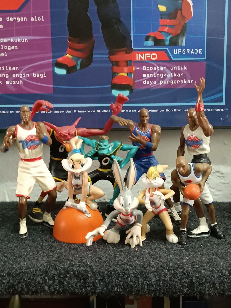 Space Jam Looney Tunes Michael Jordan Lola Bunny Bugs Bunny other basketball team and Opposite team from the film