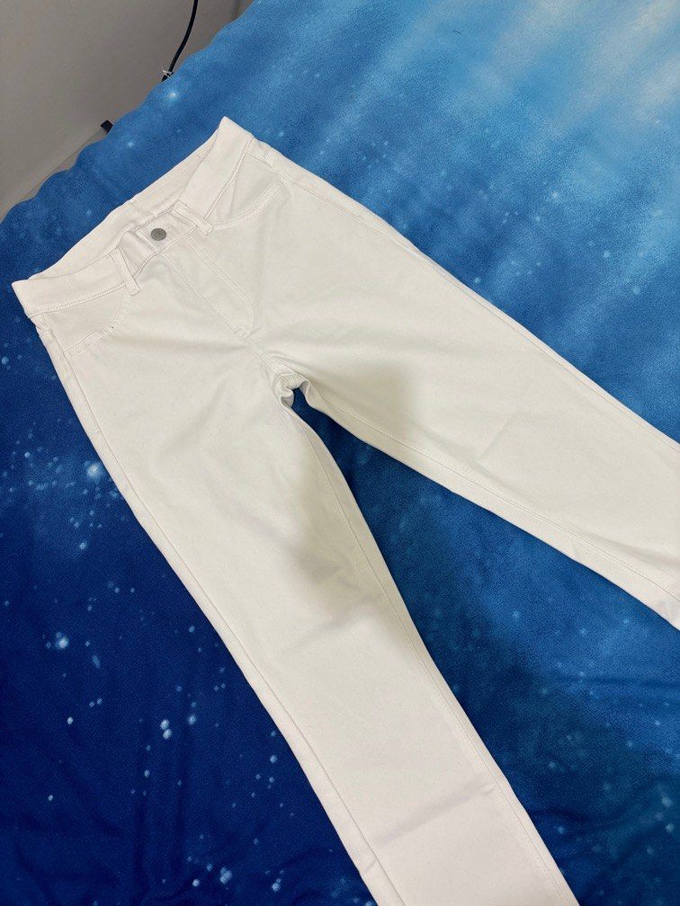UNIQLO White Jeans (Category: Jeans) located in Manila. Submitted by declutteringsale_ (Listing ID 1308072138, Image 2). Description: .