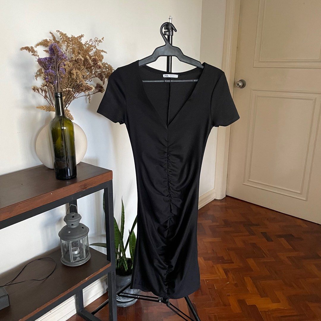 Zara Draped Dress TRF- Black (Category: Dresses) located in Quezon City. Submitted by sofiamac (Listing ID 1308125571, Image 2). Description: -Zara Draped Dress-TRF-Black -Size: Medium -Runs Small so I would say this best fits a Small girlie -Very very flattering dress- gonna make you look soooooo skinny!!!! -The drape detail in the middle is also the same on the back side of the dress so its super flattering -No obvious flaws naman, just usual t