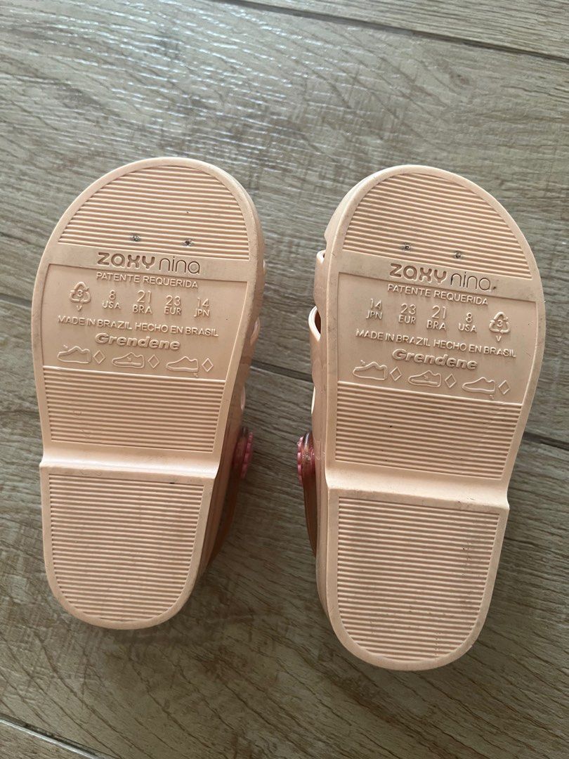 Zaxy jelly shoes (Category: Babies & Kids Fashion) located in Makati City. Submitted by stufffromkim (Listing ID 1307973386, Image 3). Description: 14.5 cm Age 1.