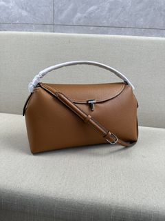 (Category: ) located in . Submitted by luxcloset.shop (Listing ID 1308175196, Image 1). Description: .
