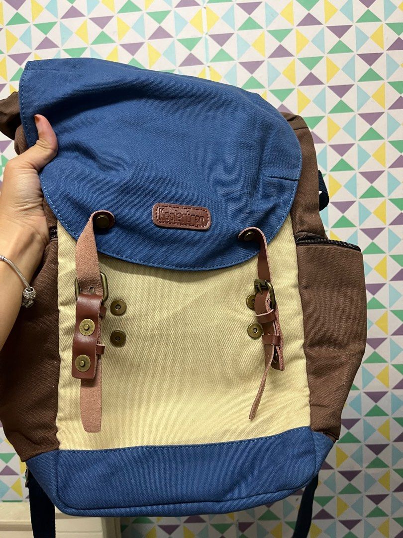 Backpack camera (Category: Backpacks) located in Kuala Lumpur. Submitted by prelovedmarisa (Listing ID 1308188565, Image 1). Description: Problem dia zip satu tercabut. Tapi tak nampak pun. Nanti saya boleh hantar gambar close up. .