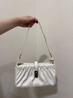 (Category: ) located in . Submitted by by.apreloved (Listing ID 1308234968, Image 1). Description: .