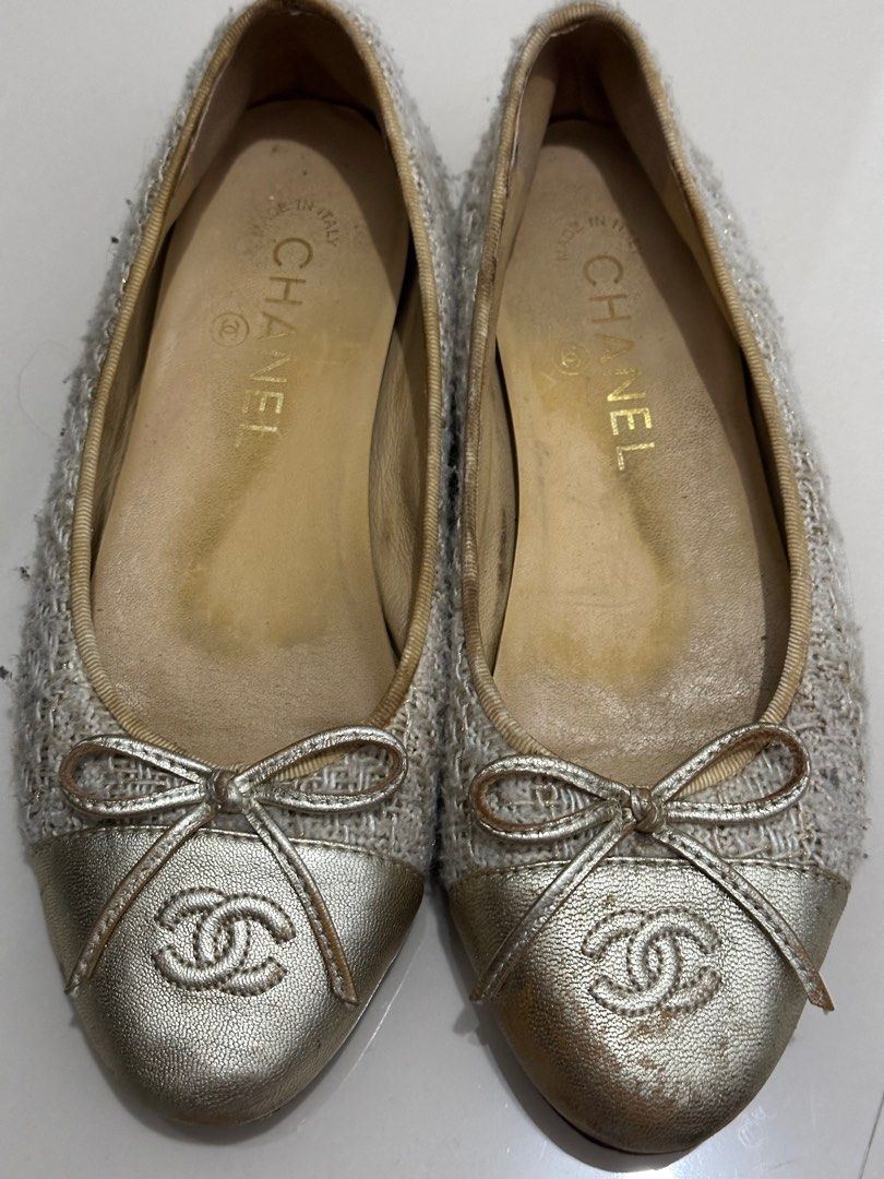 Chanel Gold Tweed Ballet Flats (Category: Flats & Sandals) located in Pilar. Submitted by carlated_couture (Listing ID 1308228078, Image 3). Description: Needs cleaning and sole protector i asked sa nag gagawa ng mga shoes 550 pasole protect .