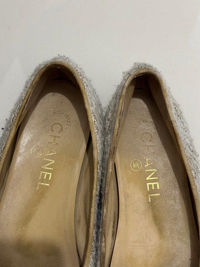 Chanel Gold Tweed Ballet Flats (Category: Flats & Sandals) located in Pilar. Submitted by carlated_couture (Listing ID 1308228078, Image 2). Description: Needs cleaning and sole protector i asked sa nag gagawa ng mga shoes 550 pasole protect .