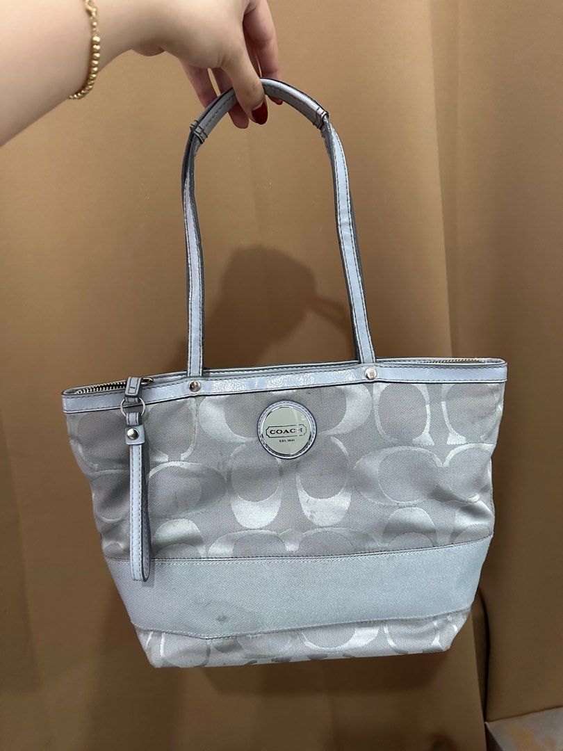 COACH SMALL TOTE GRAY BLUE (Category: Luxury Bags & Wallets) located in Pilar. Submitted by carlated_couture (Listing ID 1308225664, Image 1). Description: needs cleaning Over all no issue.