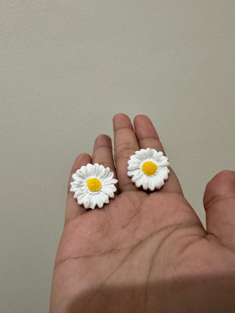 Flower earrings (Category: Earrings) located in Manila. Submitted by bechaydeclutter (Listing ID 1308173544, Image 1). Description: .