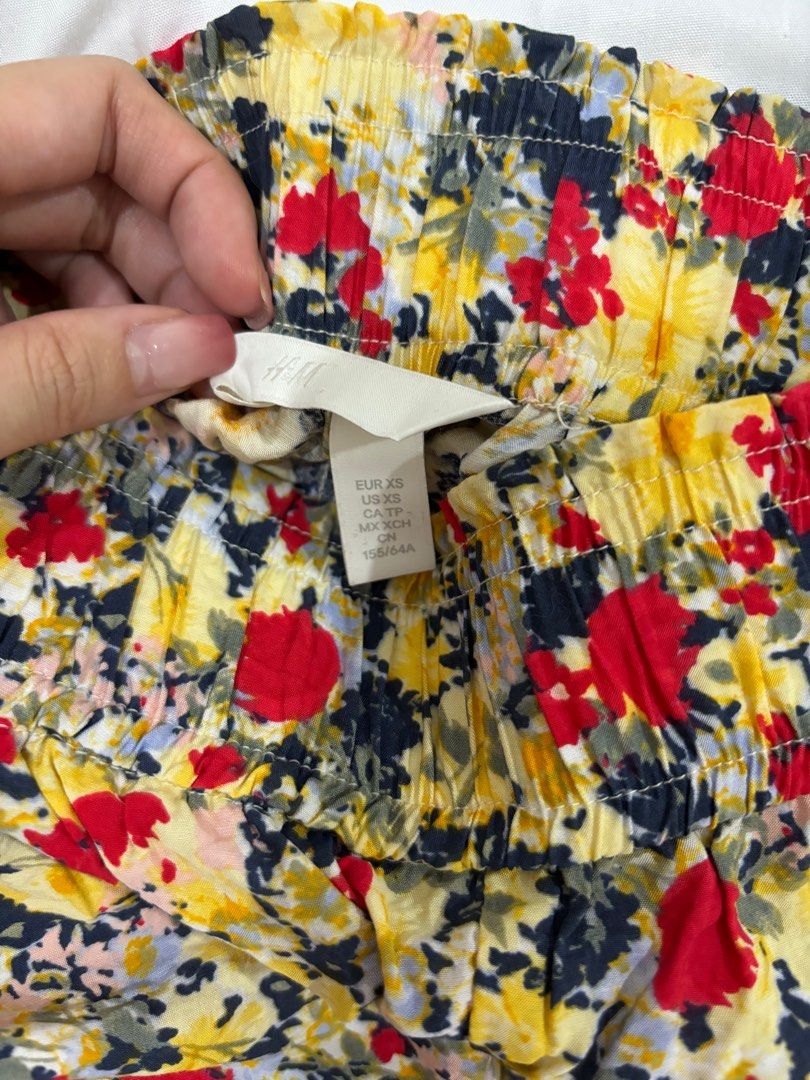 H&M Flowy Beach Shorts (Category: Shorts) located in Quezon City. Submitted by trsshd (Listing ID 1308249235, Image 2). Description: Used once With pockets.