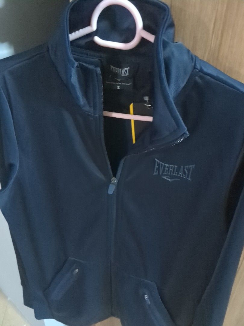 Jacket (Category: Activewear) located in Singapore. Submitted by jan (Listing ID 1308248512, Image 3). Description: brand new.