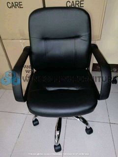 Low back office chair / Leatherette