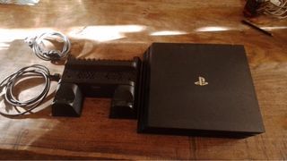 PS4 Pro 1TB (version 10.01) + 3 DS4 Controllers 