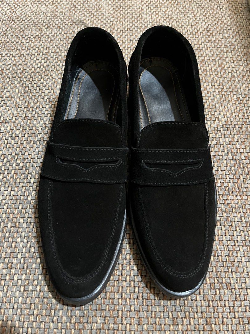 Real Suede loafers moccasin (Category: Dress Shoes) located in Pasig City. Submitted by richmoon16 (Listing ID 1308139887, Image 1). Description: Selling my marikina made real suede loafers. Bought this for P3,000 pesos. Only used once as it does not fit. Size 8 mens .