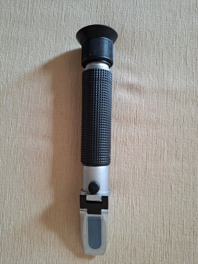 Refractormeter (Category: Vision Care) located in Singapore. Submitted by diyman (Listing ID 1308168356, Image 1). Description: for measuring alcohol content.