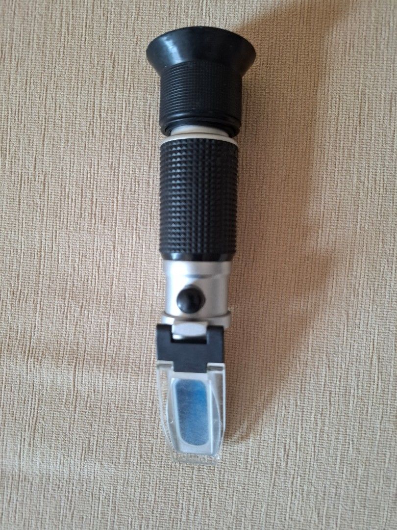 Refractormeter (Category: Vision Care) located in Singapore. Submitted by diyman (Listing ID 1308168603, Image 1). Description: for measuring Brix content.