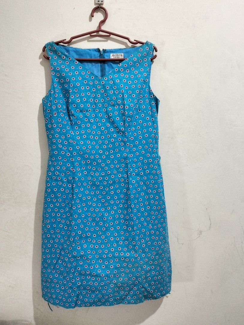Vintage floral dress (Category: Dresses) located in Caloocan City. Submitted by deklaterer (Listing ID 1308286332, Image 2). Description: floral, can be worn as office/church dress. can fit to small and semi-medium lost ribbon so may improvised crocheted ribbon na lang. pwedeng wala ang ribbon model height:5'7.