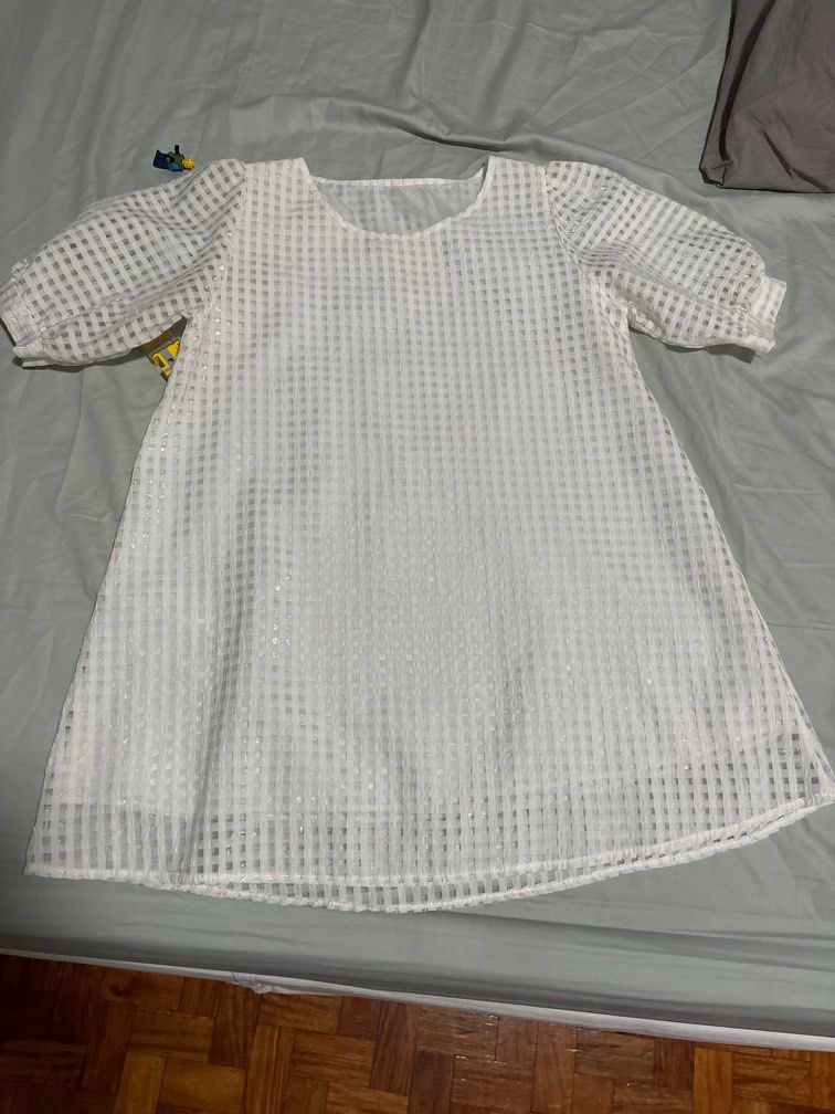 White checkered chiffon top (Category: Dresses) located in Pasay City. Submitted by comcapcom (Listing ID 1308221357, Image 1). Description: .