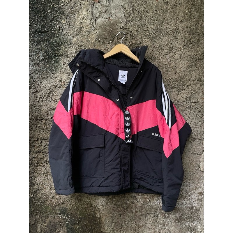 Adidas iconic winter jacket Fesyen Pria Pakaian Baju Luaran di Carousell