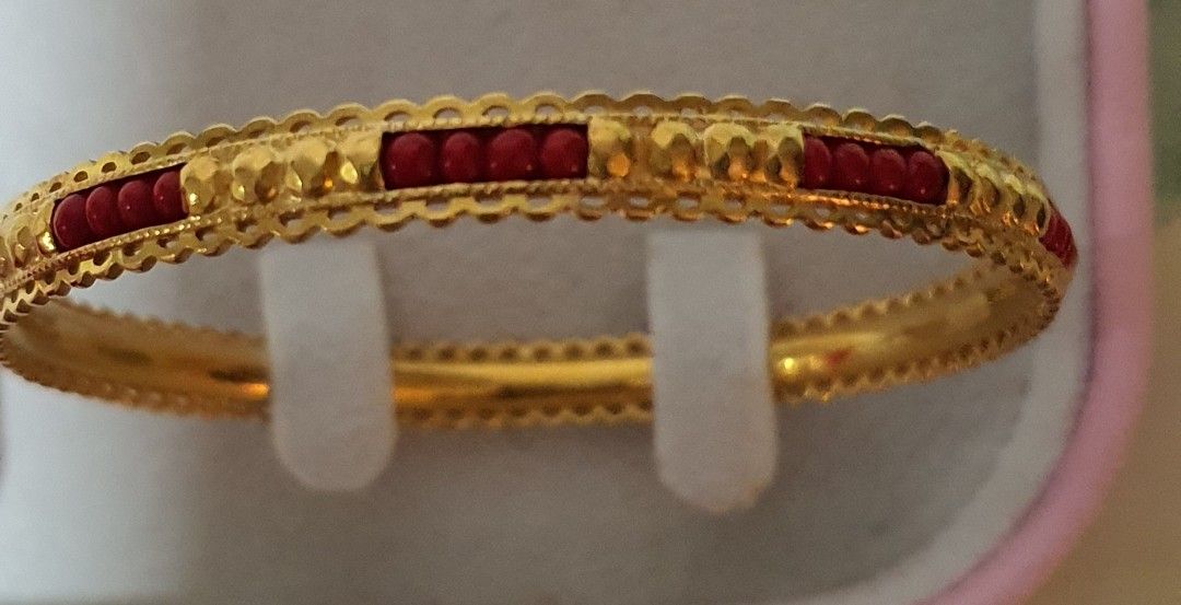 Bangle (Category: Bracelets) located in Singapore. Submitted by seesee_see (Listing ID 1307672794, Image 4). Description: 20K gold bangle paxi beads.