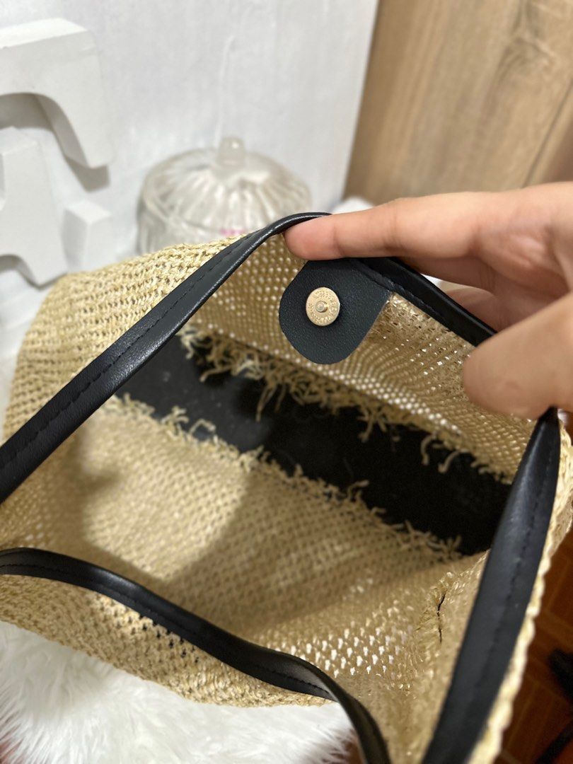 Beach bag (Category: Beach Bags) located in Imus. Submitted by wear.elloved (Listing ID 1308415524, Image 3). Description: issue — slight tastas sa lower side (see last pic).