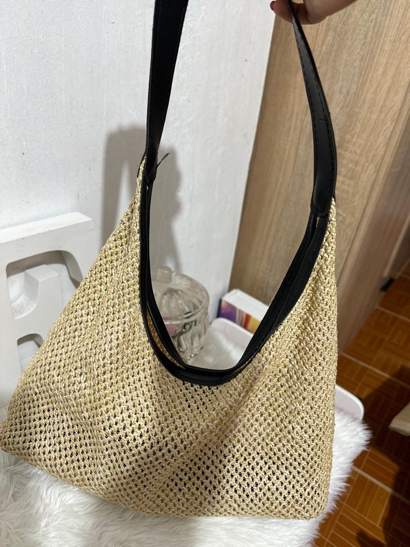 Beach bag (Category: Beach Bags) located in Imus. Submitted by wear.elloved (Listing ID 1308415524, Image 1). Description: issue — slight tastas sa lower side (see last pic).