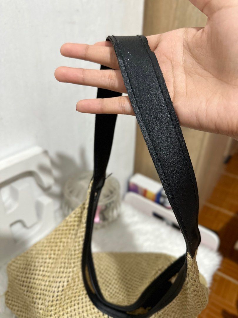 Beach bag (Category: Beach Bags) located in Imus. Submitted by wear.elloved (Listing ID 1308415524, Image 2). Description: issue — slight tastas sa lower side (see last pic).