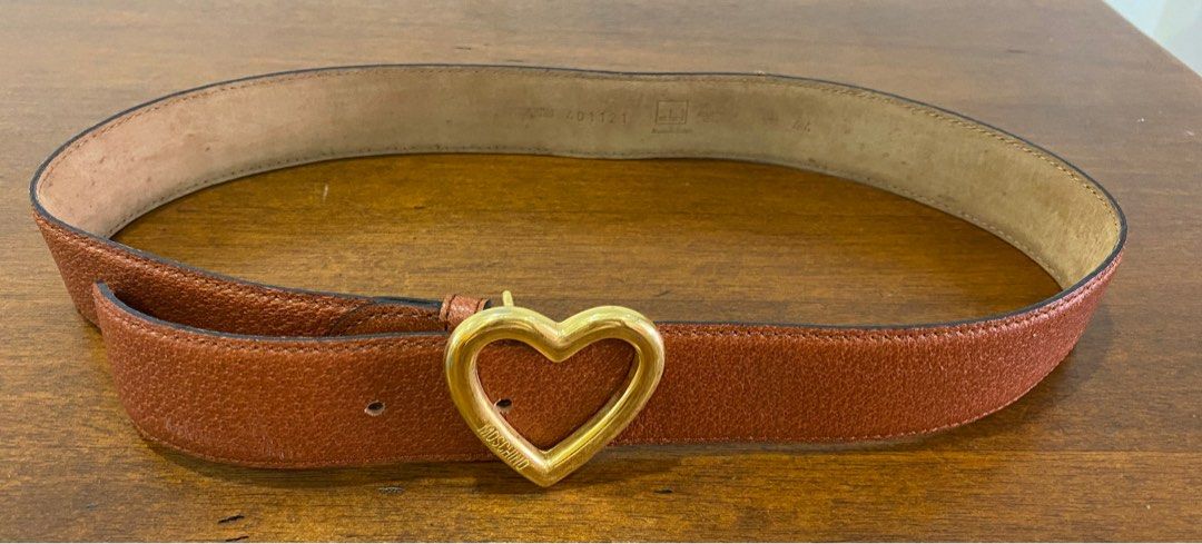 Classic Moschino belt with heart buckle