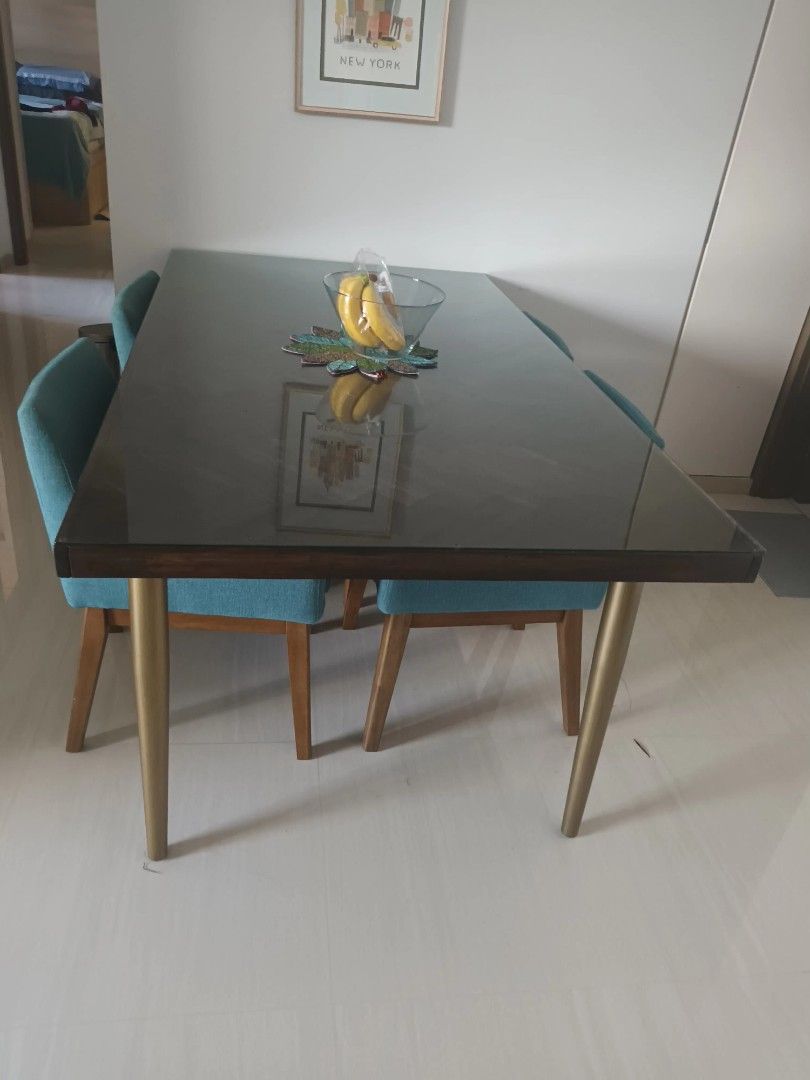 Dining Table (Category: Tables & Sets) located in Singapore. Submitted by sivaranjanisantosh (Listing ID 1308314388, Image 2). Description: include 4 chairs.