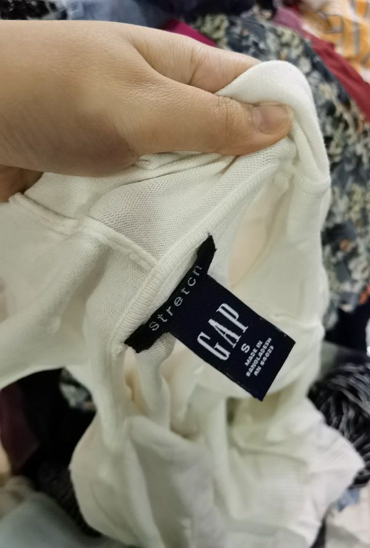 Gap white knitted jacket (Category: Coats, Jackets and Outerwear) located in Mabalacat. Submitted by thriftte (Listing ID 1308382121, Image 3). Description: Small on tag.