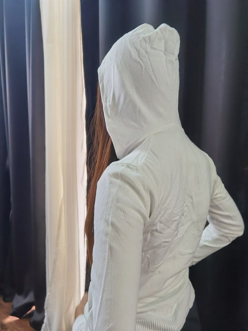 Gap white knitted jacket (Category: Coats, Jackets and Outerwear) located in Mabalacat. Submitted by thriftte (Listing ID 1308382121, Image 2). Description: Small on tag.
