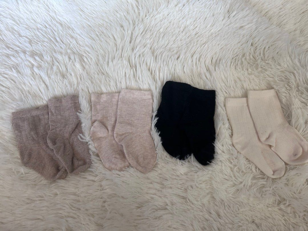 H&m Baby Socks (Category: Babies & Kids Fashion) located in Paranaque City. Submitted by cza.gaerlan (Listing ID 1308367225, Image 1). Description: -Take all for 150 pesos (4pcs na lang, hindi ko na mahanap yung gray 🥲) -size: 13/15 (0-3mos) - 9.2cm.