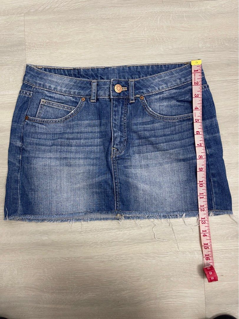 H&M divided mini skirt (Category: Skirts) located in Jaen. Submitted by cutecottons09 (Listing ID 1308428106, Image 3). Description: Fit and length refer to 2nd photo 😊 Flattering and cute 🥰 No flaws.
