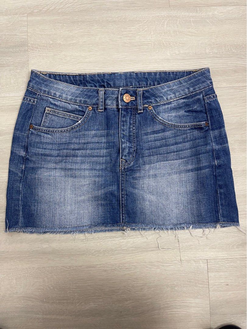 H&M divided mini skirt (Category: Skirts) located in Jaen. Submitted by cutecottons09 (Listing ID 1308428106, Image 1). Description: Fit and length refer to 2nd photo 😊 Flattering and cute 🥰 No flaws.