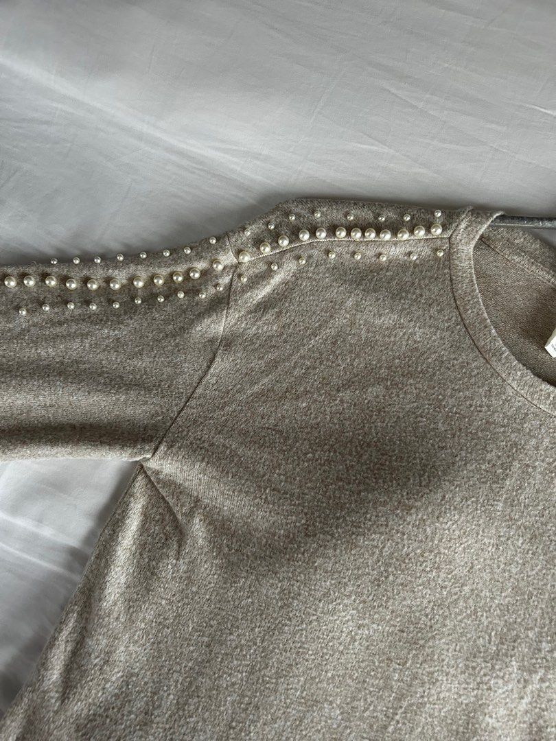 H&M sweater with pearl details (Category: Longsleeves) located in Davao. Submitted by prelovedby_ynaaa (Listing ID 1308369173, Image 3). Description: So nice and classy! Even with a pair of jeans lang Fits XS-S.